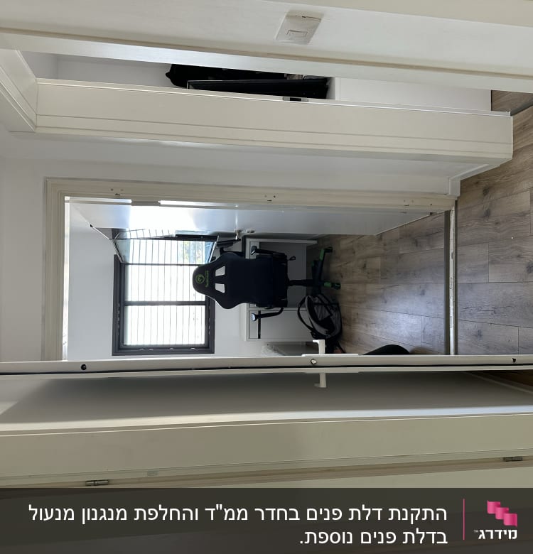 דלת לבנה פתוחה במסדרון עם רצפת עץ